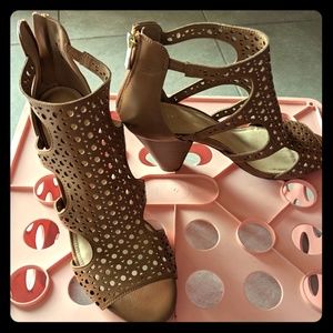 Summer heels!!!! Omgosh too cute.